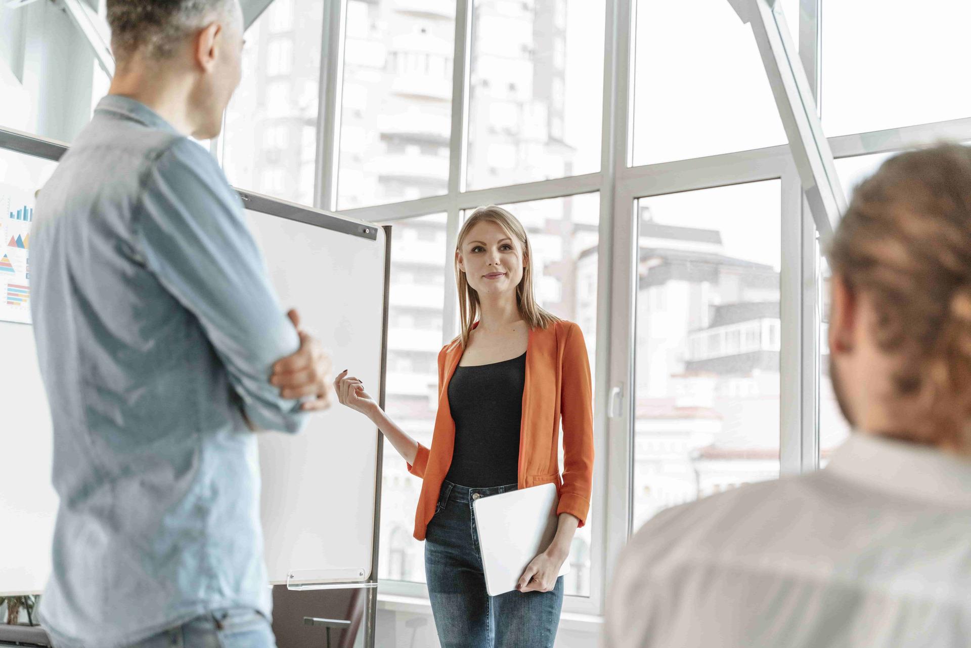 businesspeople-meeting-office-working-together-min