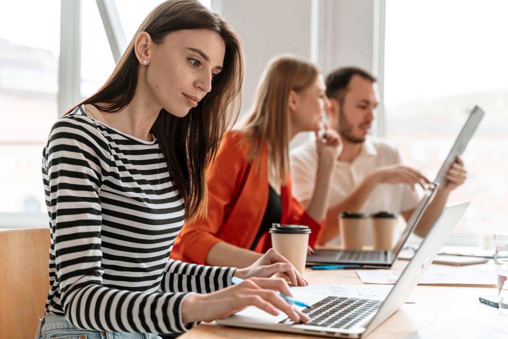 young-business-people-working-laptop