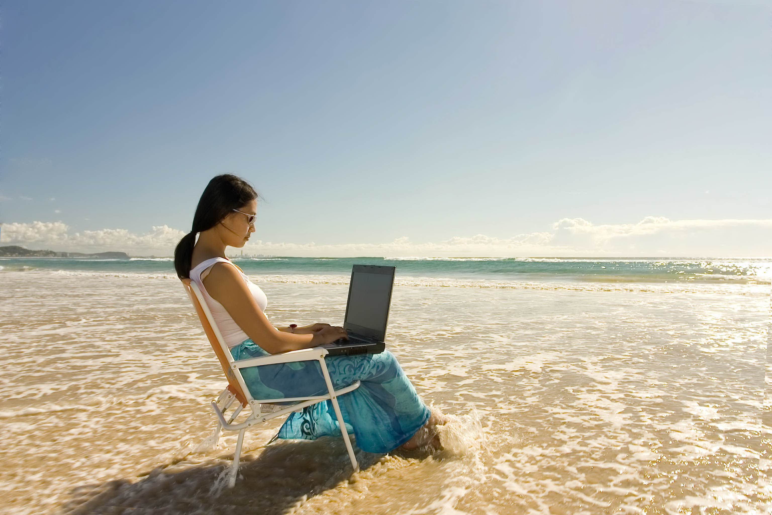 Работа для спокойного человека. Человек с ноутбуком на море. Девушка с ноутбуком на море. С ноутбуком на пляже. Ноутбук на берегу моря.